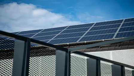 Panneaux solaires installés sur le toit d'un bâtiment commercial pour la production d'énergie photovoltaïque